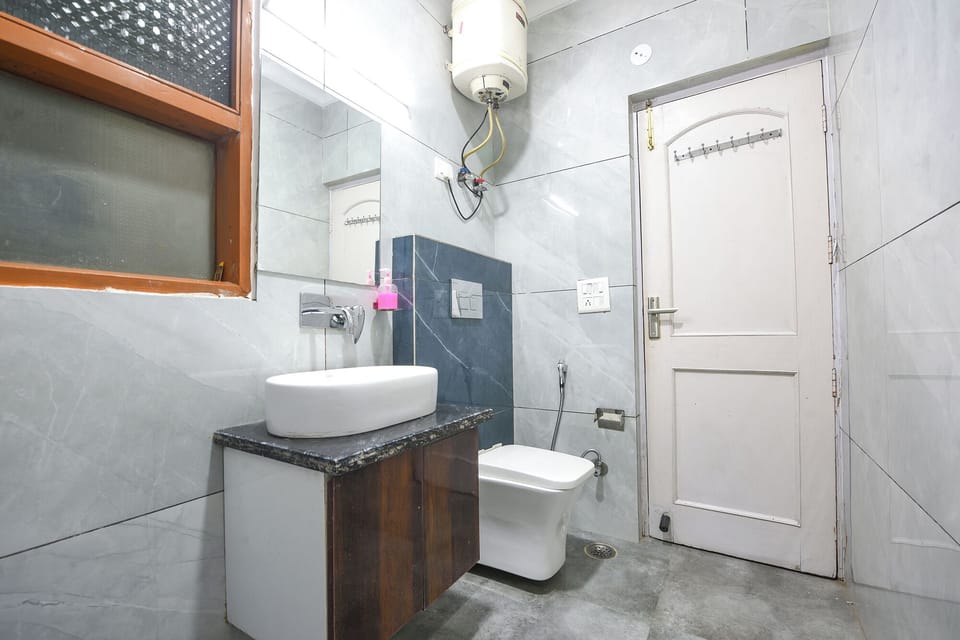 Shower, rainfall showerhead, free toiletries, towels