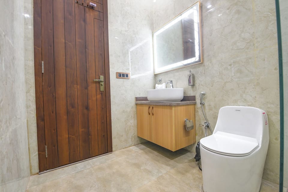 Shower, rainfall showerhead, free toiletries, towels