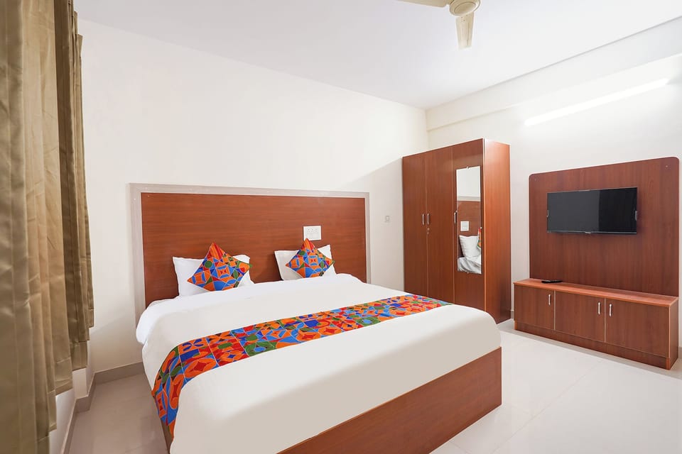 Egyptian cotton sheets, premium bedding, in-room safe, WiFi (free)