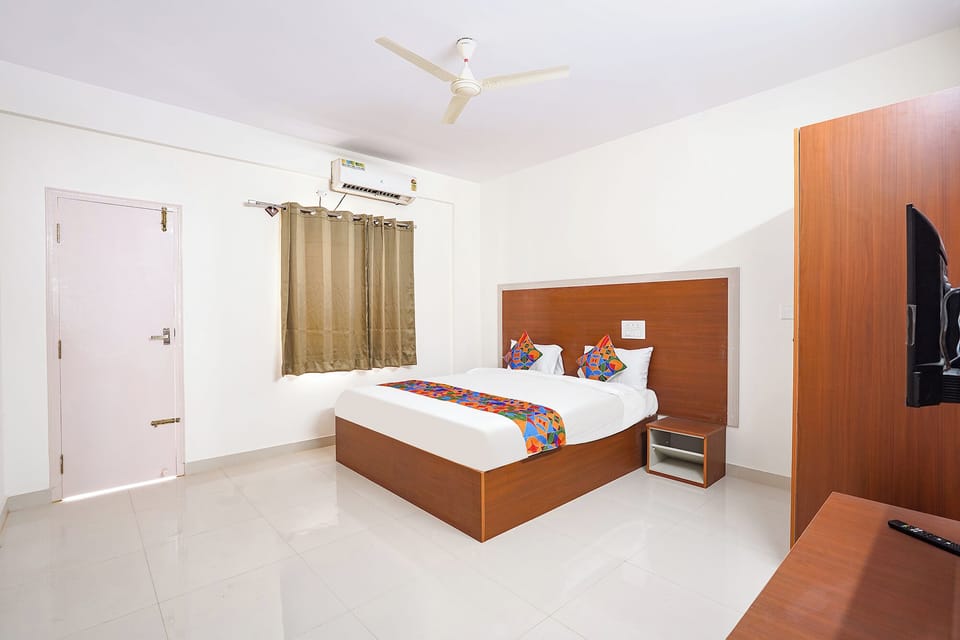 Egyptian cotton sheets, premium bedding, in-room safe, WiFi (free)