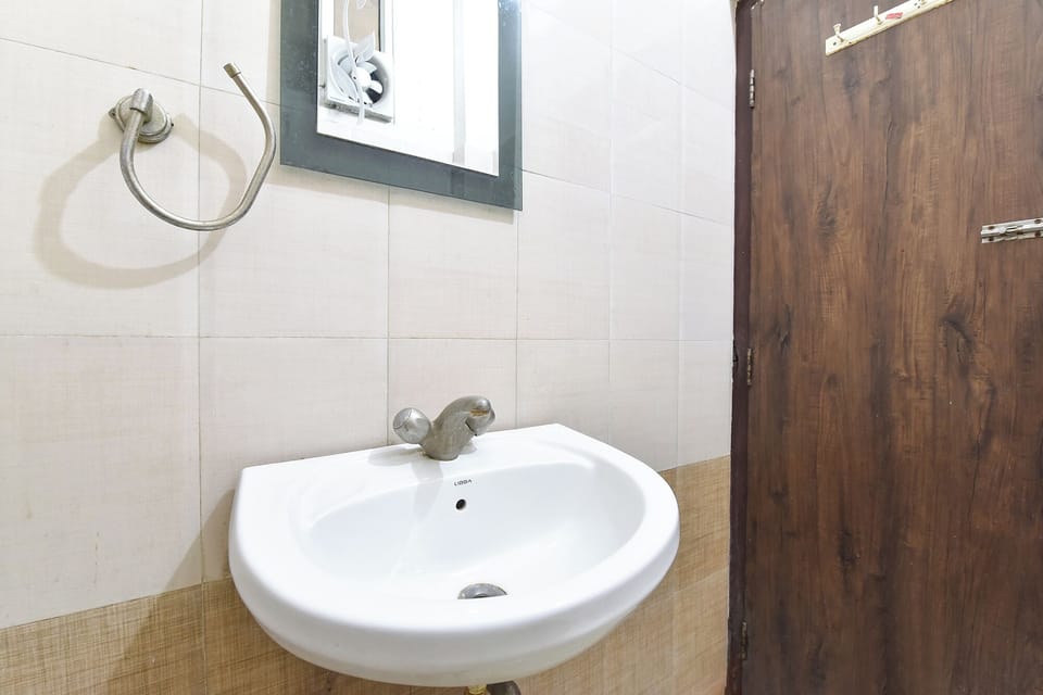 Shower, rainfall showerhead, free toiletries, towels