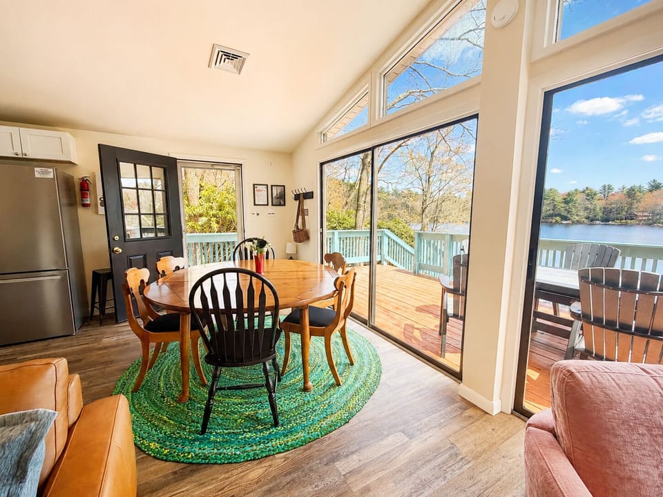 Dining area: seating for 6 at round table. 