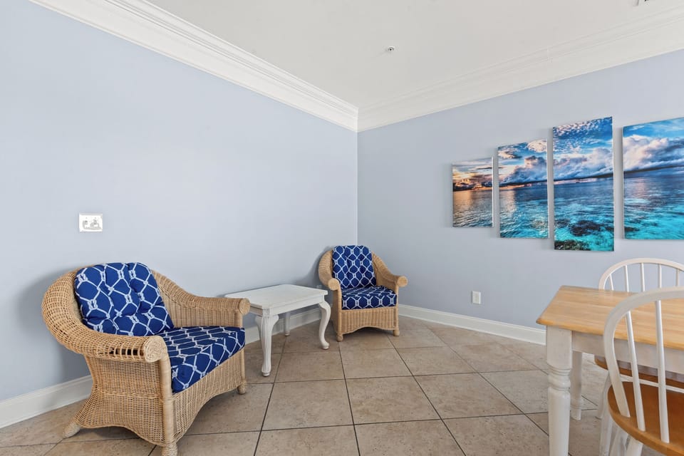 Additional seating area with view of the ocean
