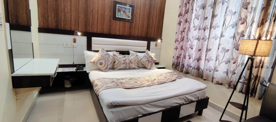 Deluxe Double Room, Air conditioning | Hypo-allergenic bedding, desk, soundproofing, free WiFi