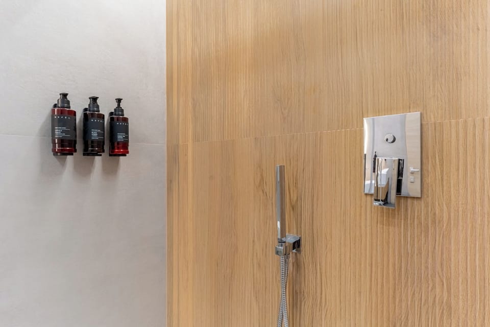 Deluxe Triple Room, Courtyard View | Bathroom | Shower, hair dryer, bidet, towels