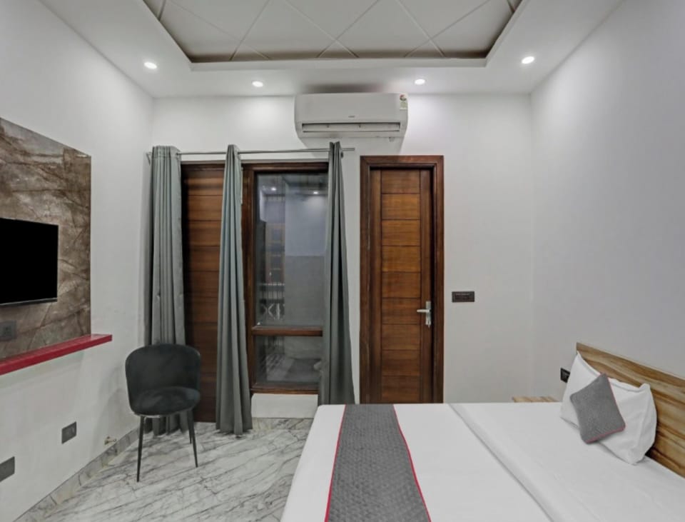 Deluxe Double Room, City View | Desk, laptop workspace, iron/ironing board, free WiFi