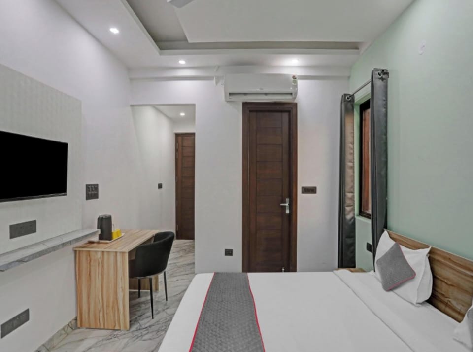 Deluxe Double Room, City View | Desk, laptop workspace, iron/ironing board, free WiFi