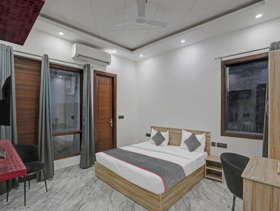 Deluxe Double Room, City View | Desk, laptop workspace, iron/ironing board, free WiFi