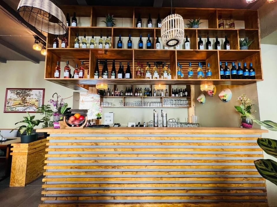 20 bars/lounges