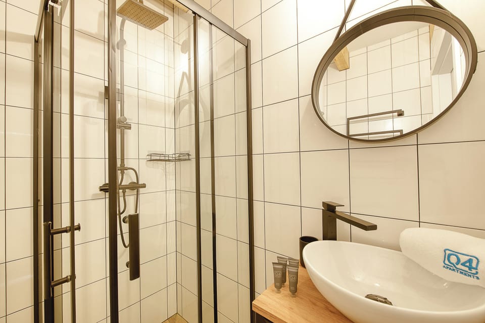 Family Chalet, Garden View | Bathroom | Shower, free toiletries, hair dryer, towels