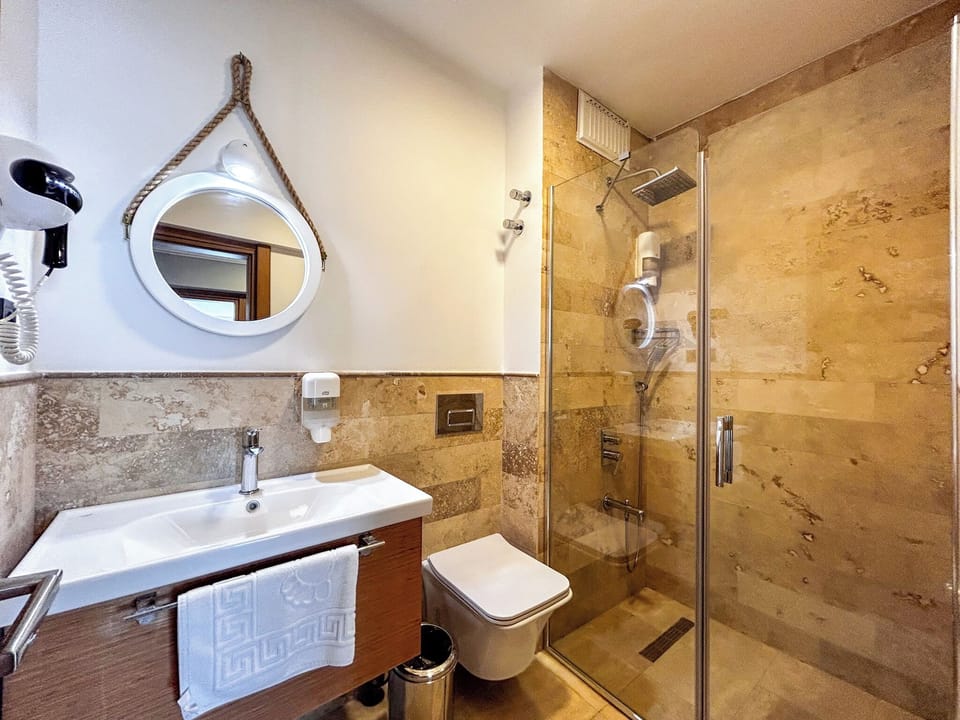 Standard Triple Room, Balcony | Bathroom | Shower, hair dryer, towels, soap