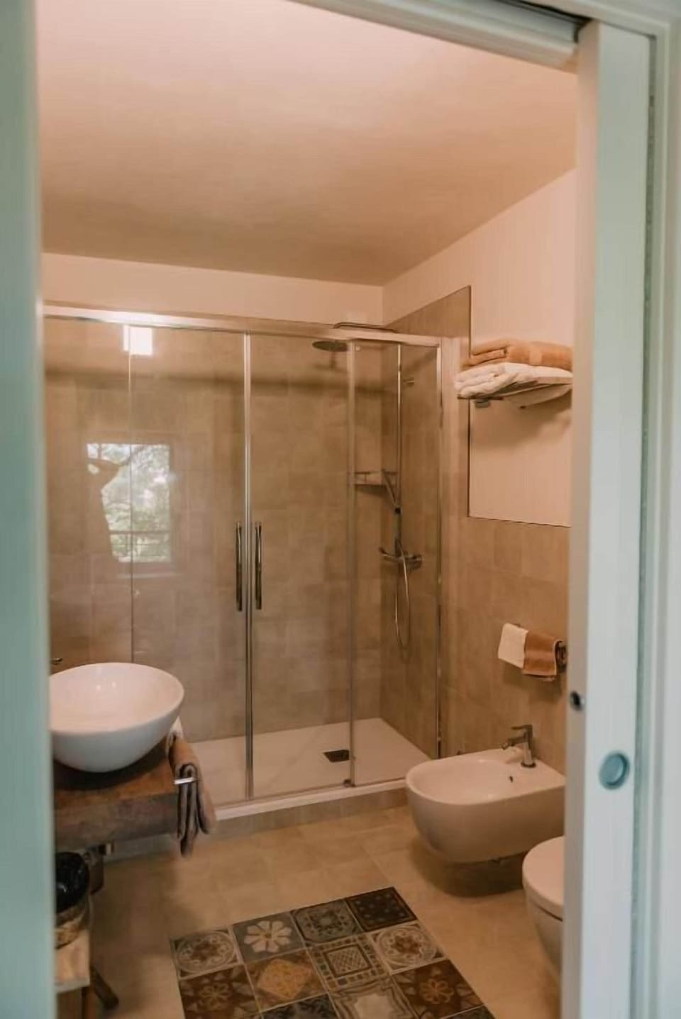 Deluxe Double or Twin Room, Hill View | Bathroom | Hair dryer, towels, soap, shampoo