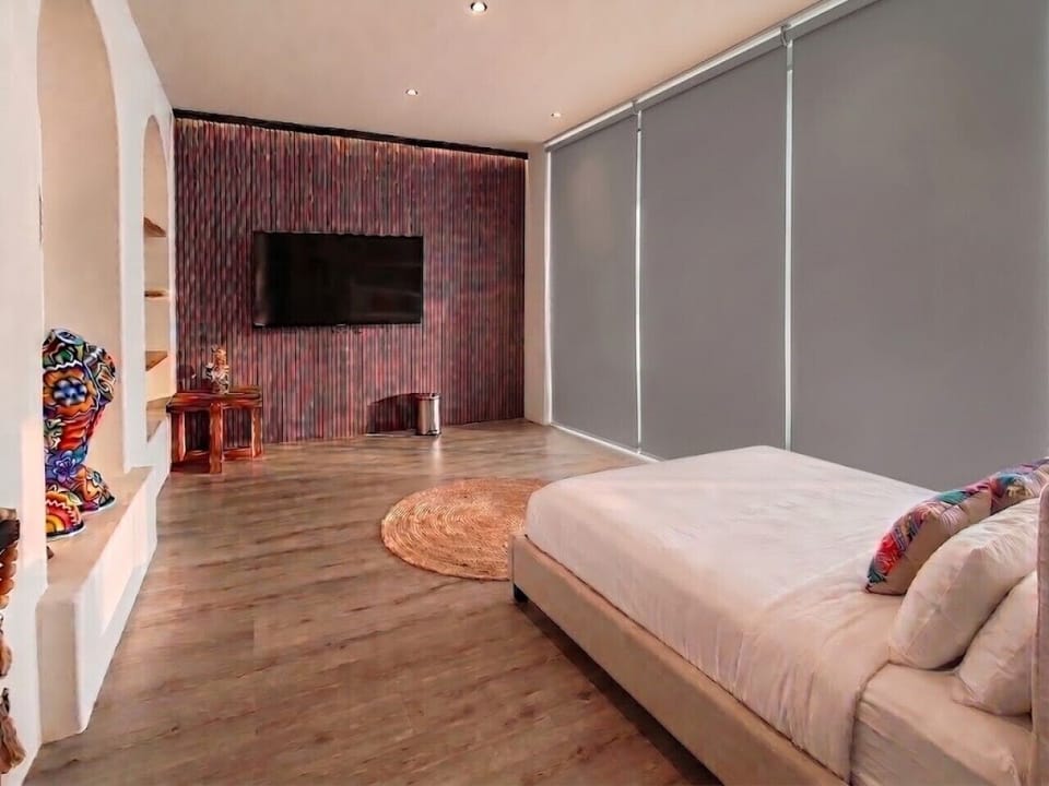 Fourth bedroom also with en-suite is more intimate, colorful and adjustable courtains for some privacy.