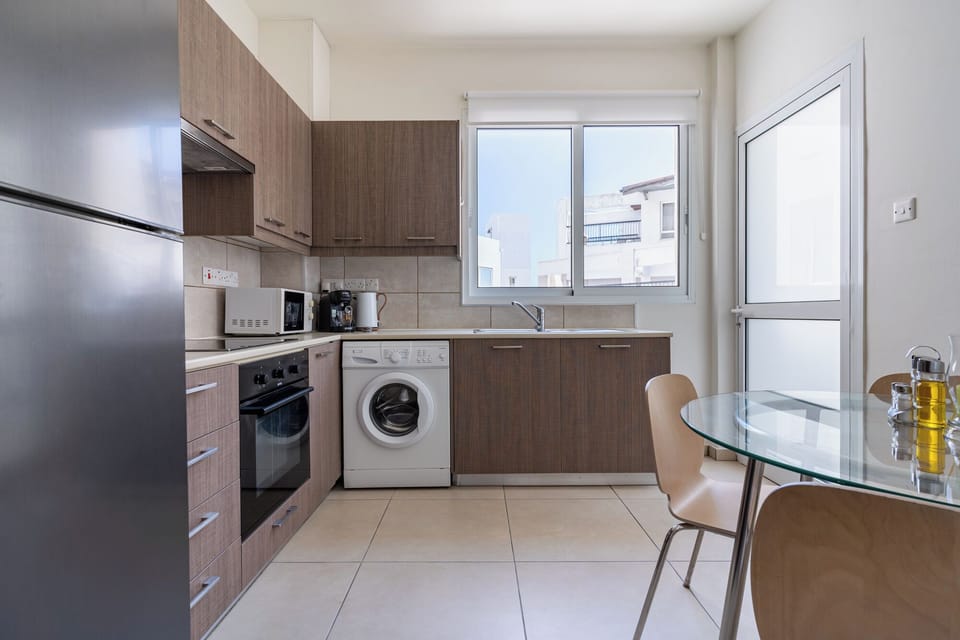 Apartment, Balcony, City View | Private kitchen | Fridge, microwave, oven, stovetop