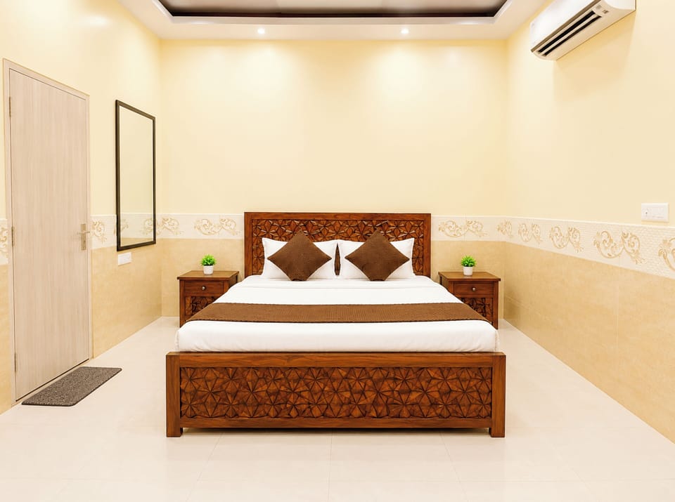 Deluxe Double Room, Air conditioning | Hypo-allergenic bedding, desk, soundproofing, free WiFi