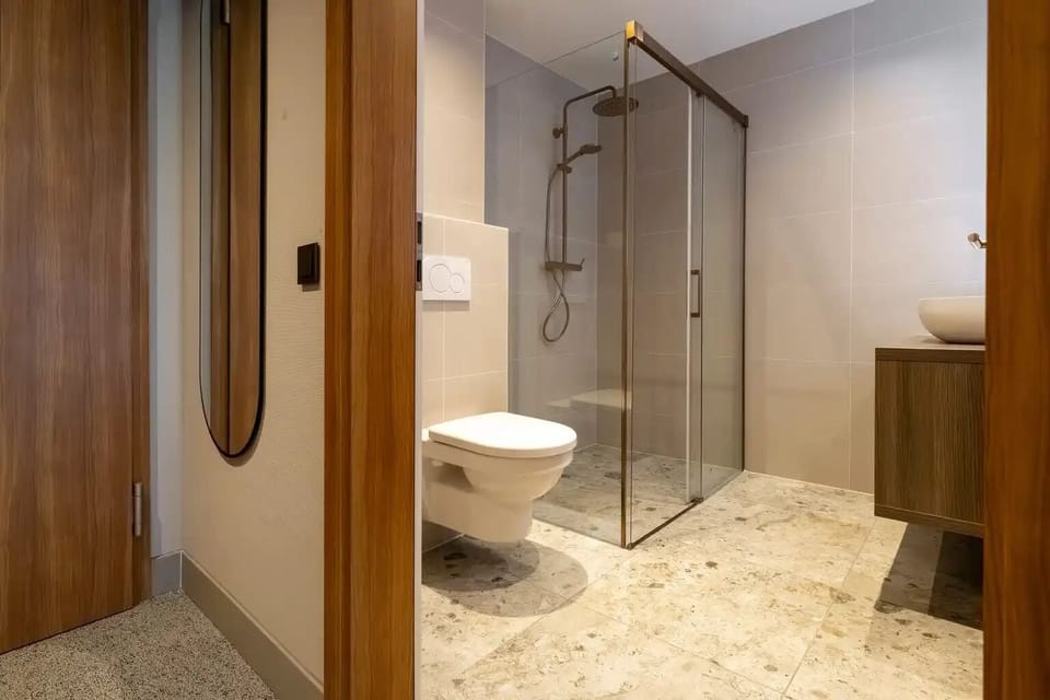 Bathroom | Combined shower/tub, hair dryer, towels, soap