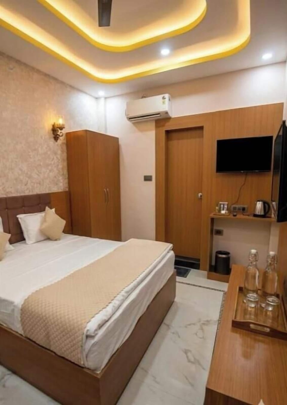 Superior Room, 1 King Bed, City View | Free WiFi
