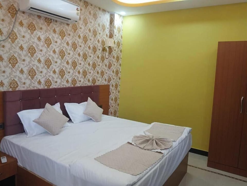 Superior Room, 1 King Bed, City View | Free WiFi