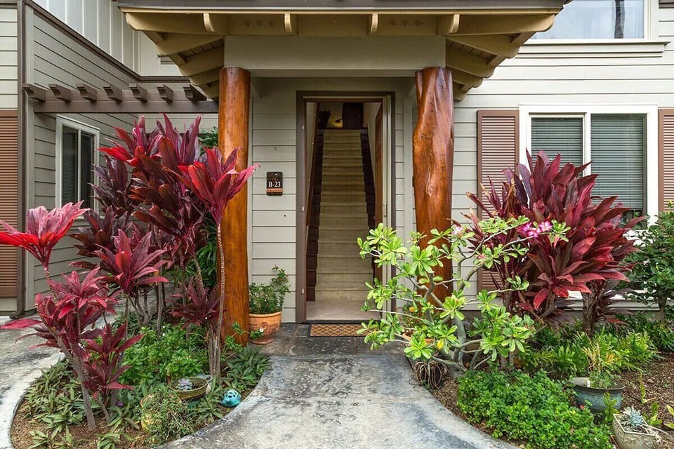 Ground floor entry leads to 2nd floor unit