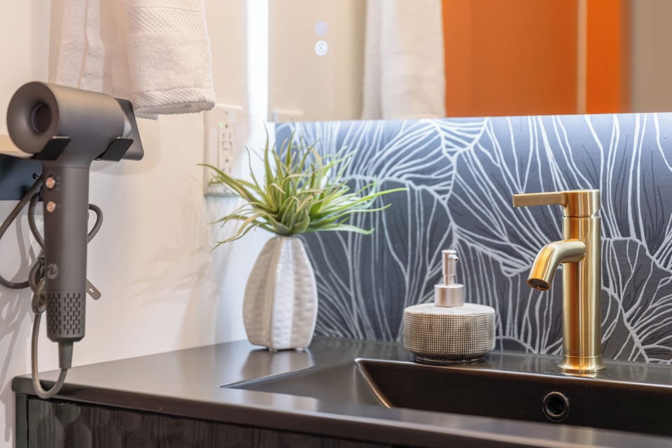 Master bedroom en suite bathroom amenities