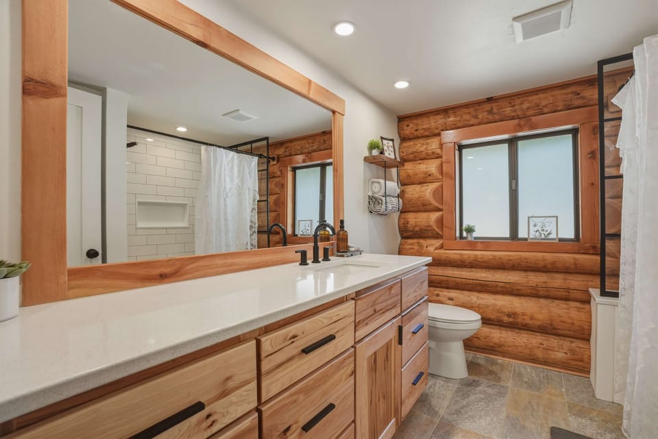 Shared bathroom with shower/tub combo 