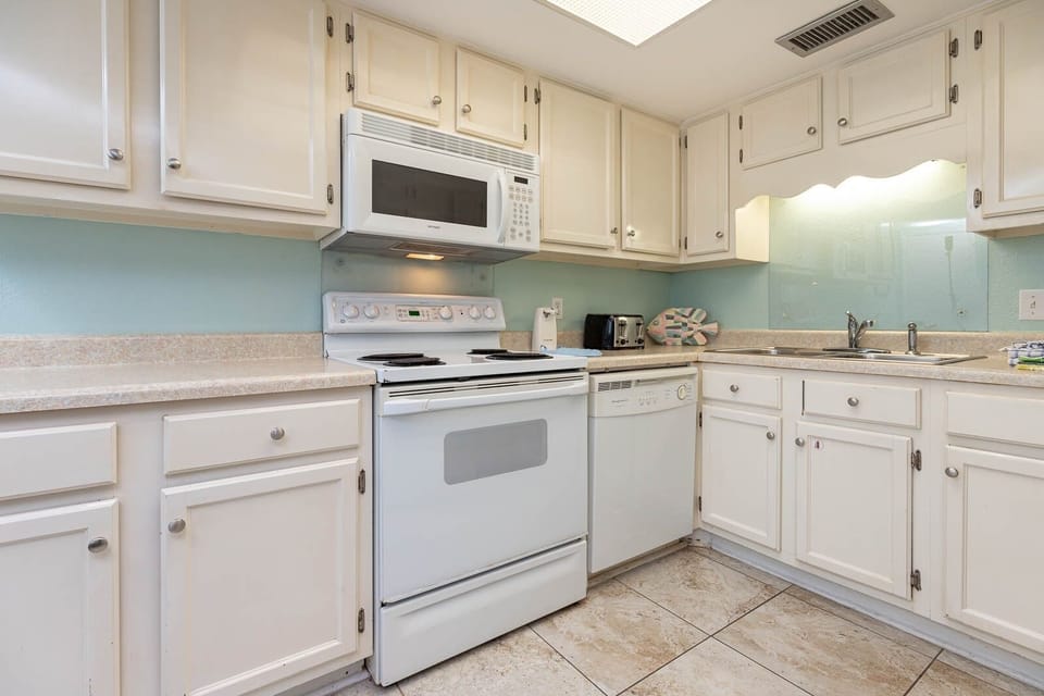Condo, 1 Bedroom | Private kitchen | Coffee/tea maker, fridge, oven