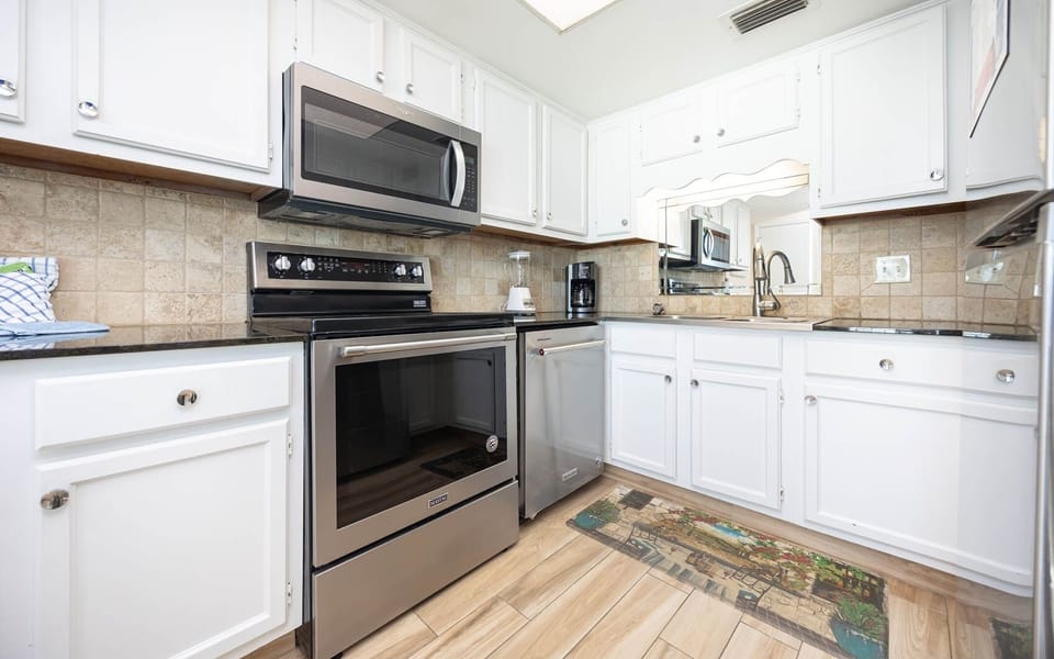 Condo, 1 Bedroom | Private kitchen | Fridge, oven, coffee/tea maker