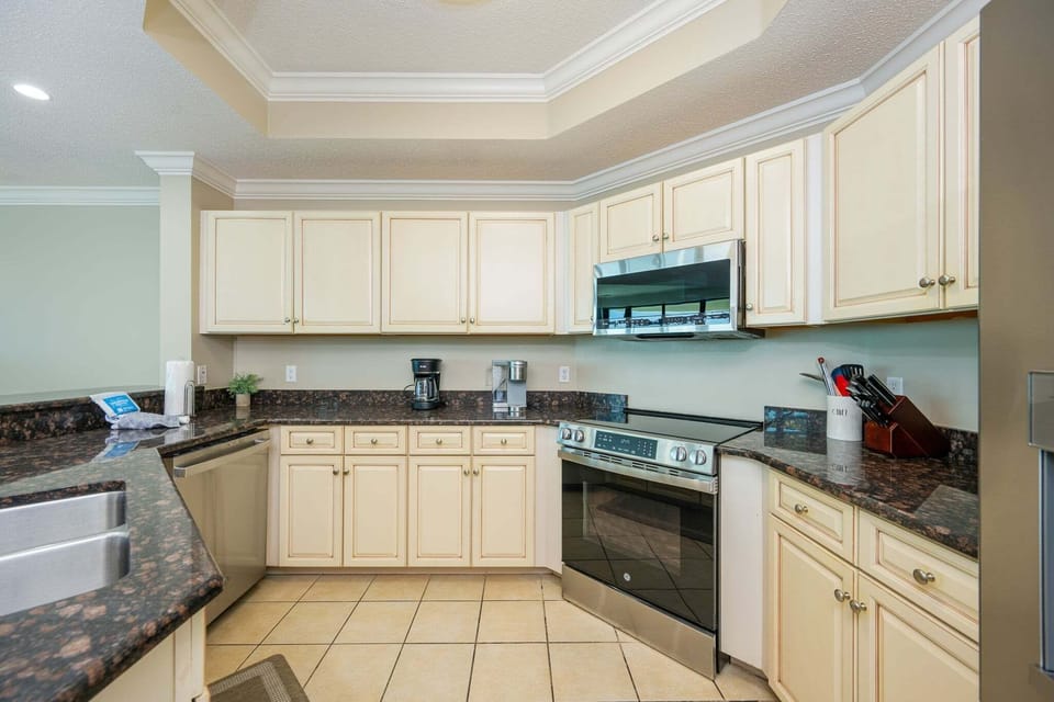 Condo, 3 Bedrooms | Private kitchen | Coffee/tea maker, fridge, oven