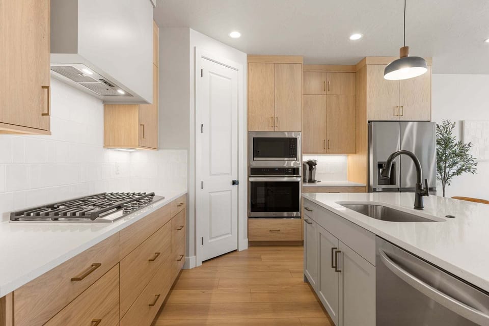 Townhome, 5 Bedrooms | Private kitchen | Fridge, oven, coffee/tea maker, toaster