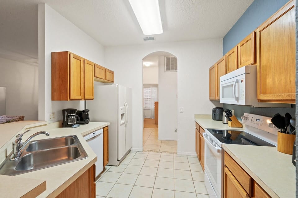 House, 4 Bedrooms | Private kitchen | Coffee/tea maker, fridge, oven