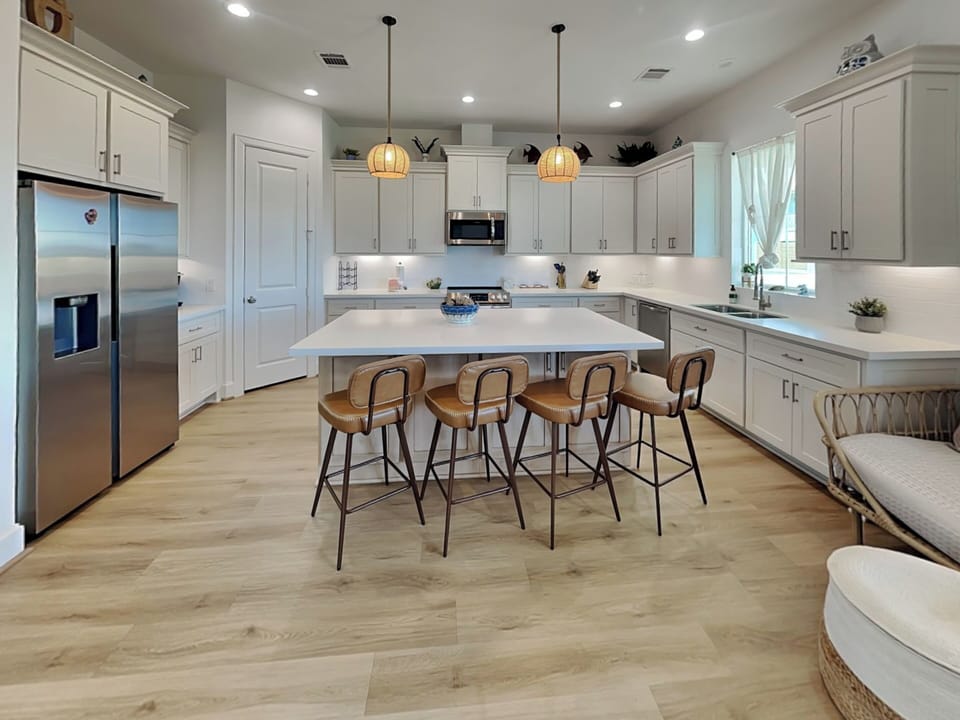 Full Kitchen - Stainless Steel Appliances + Countertop Seating For 4 - First Floor