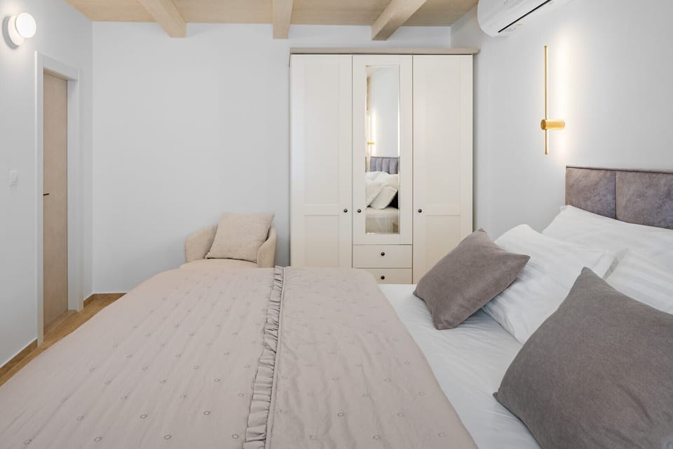 The lower ground floor bedroom features 14 sqm of space and a comfortable king-size bed.
