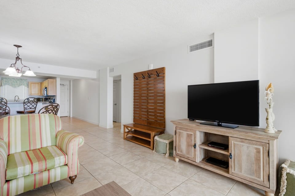 Sandy Key 537- View of Living & TV