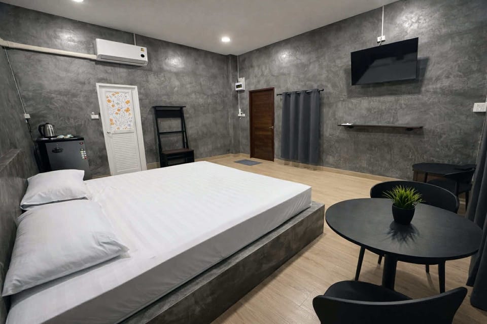 Room | Desk, free WiFi