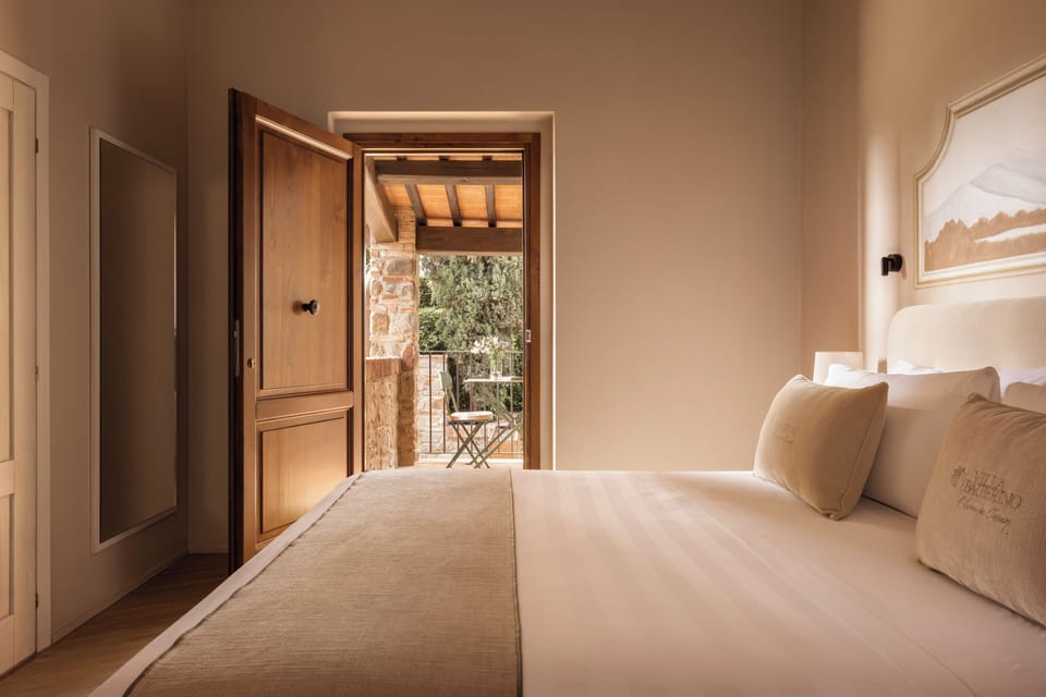 Suite | In-room safe, iron/ironing board (on request), WiFi (free), bed sheets