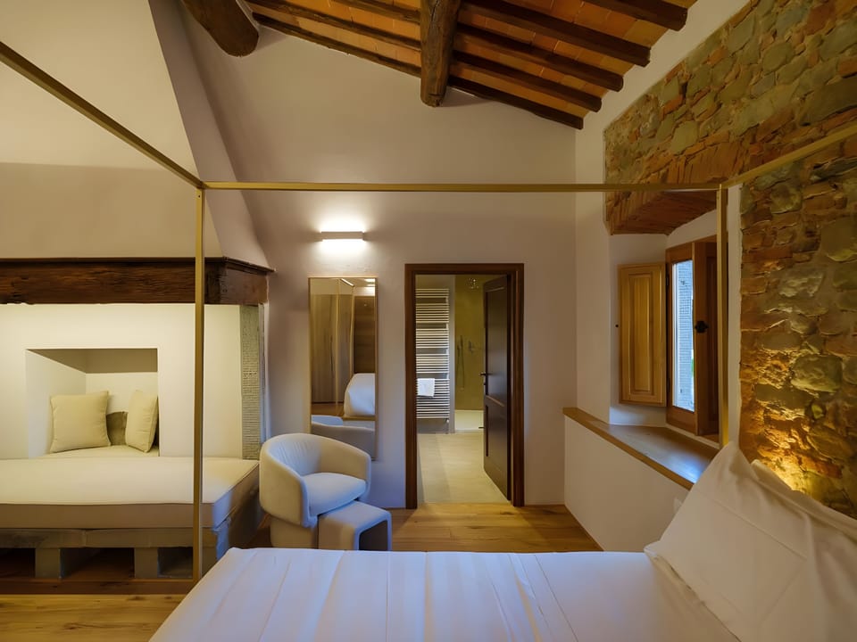 Deluxe Premium | In-room safe, iron/ironing board, free WiFi, bed sheets