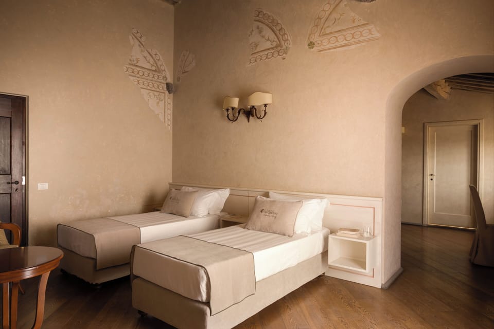 Deluxe Suite | In-room safe, iron/ironing board (on request), WiFi (free), bed sheets