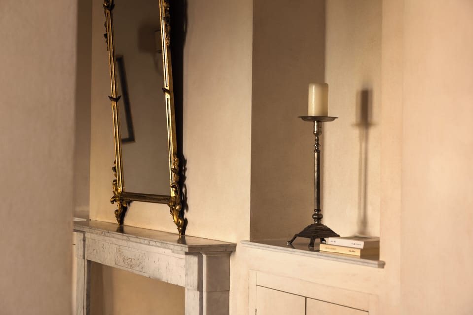 Suite | In-room safe, iron/ironing board (on request), WiFi (free), bed sheets