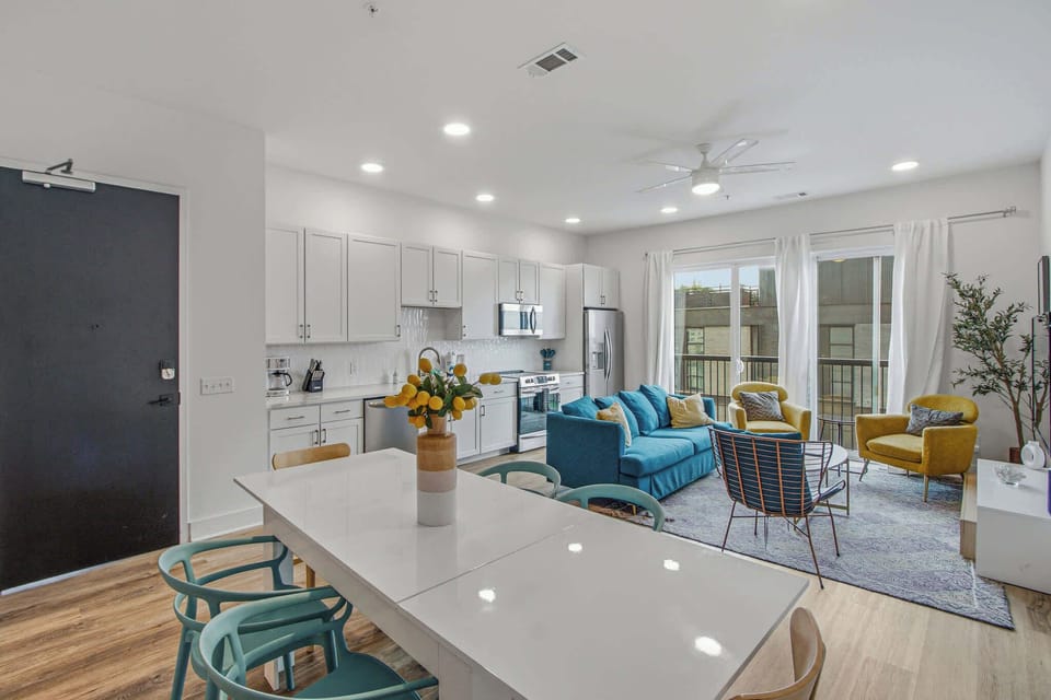 Bright and airy space with vibrant seating and inviting views for relaxing get-togethers!Bright and airy space with vibrant seating and inviting views for relaxing get-togethers!