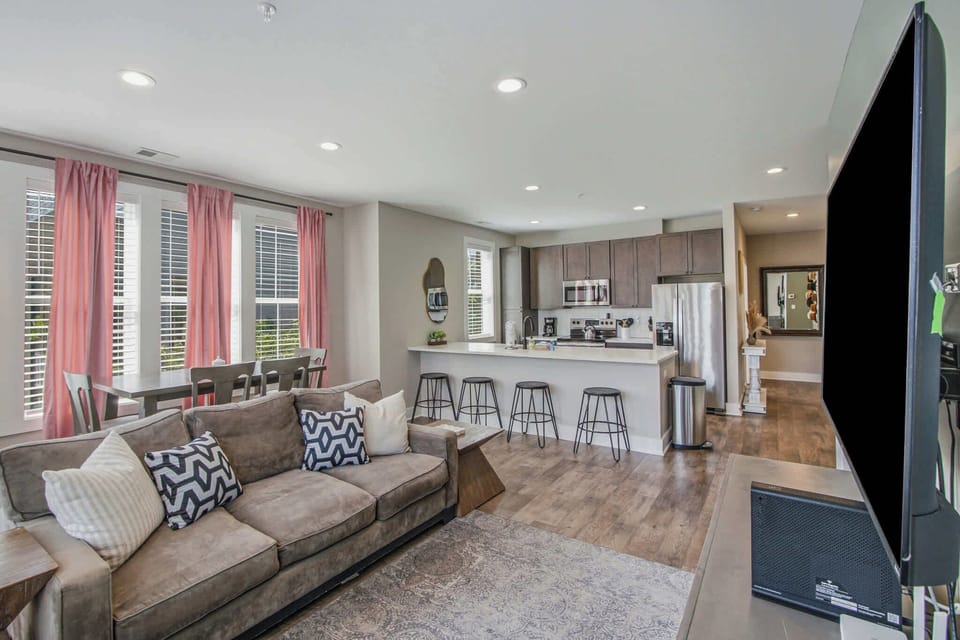 Enjoy vibrant decor and bright spaces in this chic retreat, perfect for relaxing!