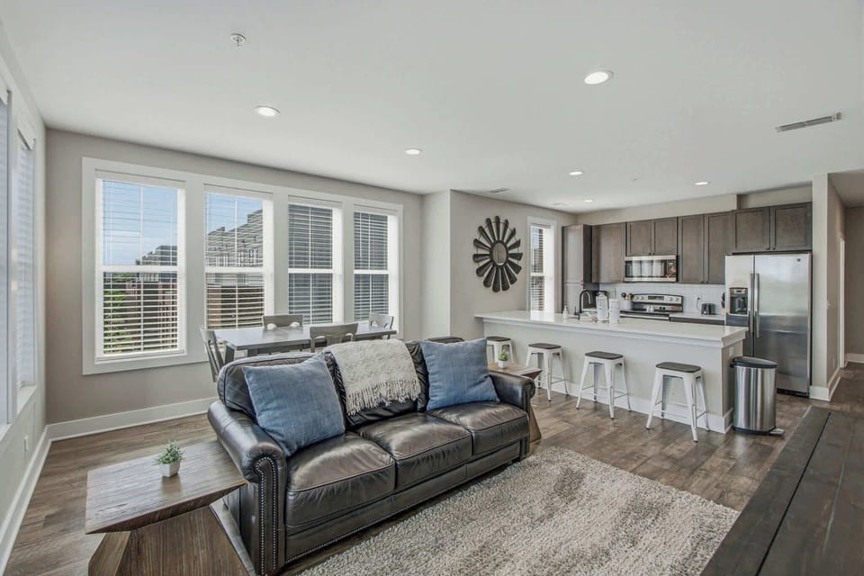 Bright and airy space with chic decor, perfect for relaxing or entertaining!