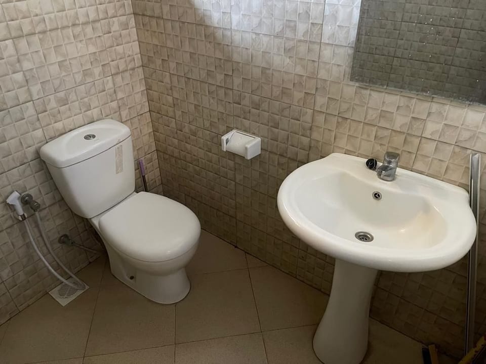 Family Apartment, Mountain View | Bathroom | Shower, free toiletries, towels, soap