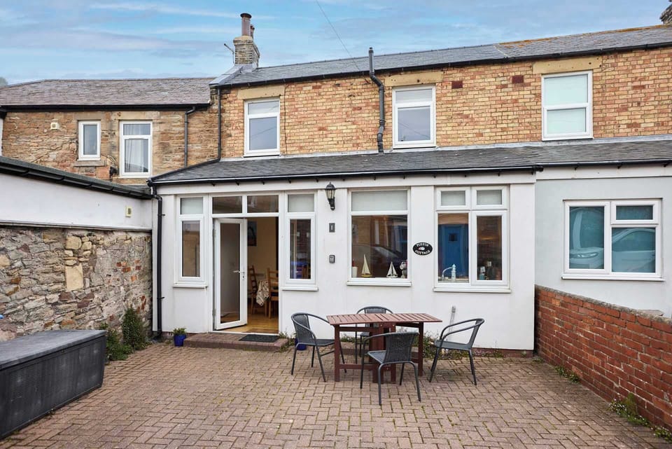 Puffin Cottage, Seahouses - Host & Stay 