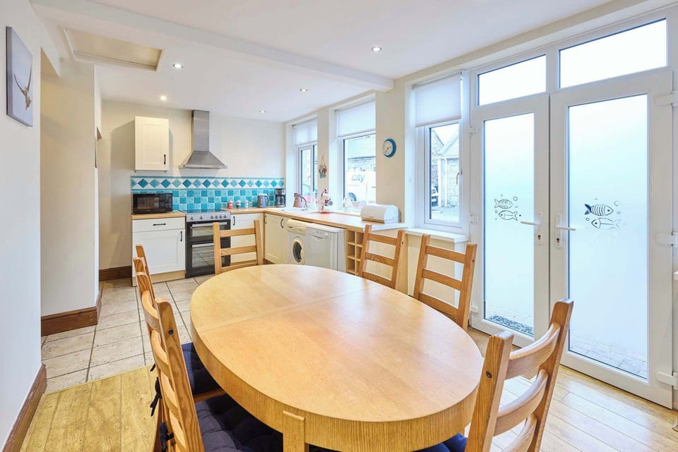 Puffin Cottage, Seahouses - Host & Stay 
