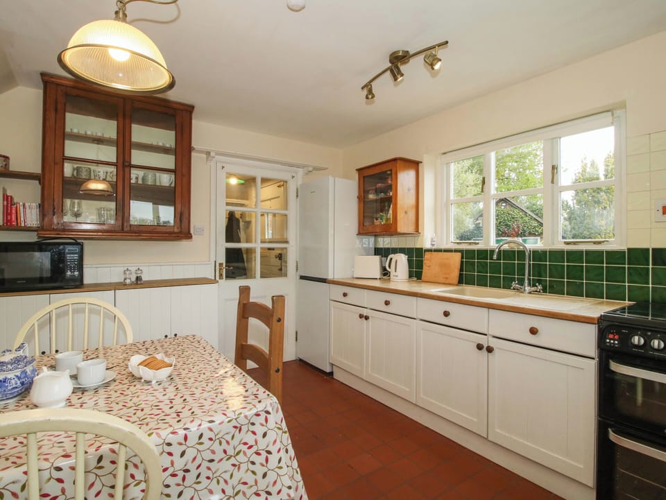 Dishwasher, cookware/dishes/utensils