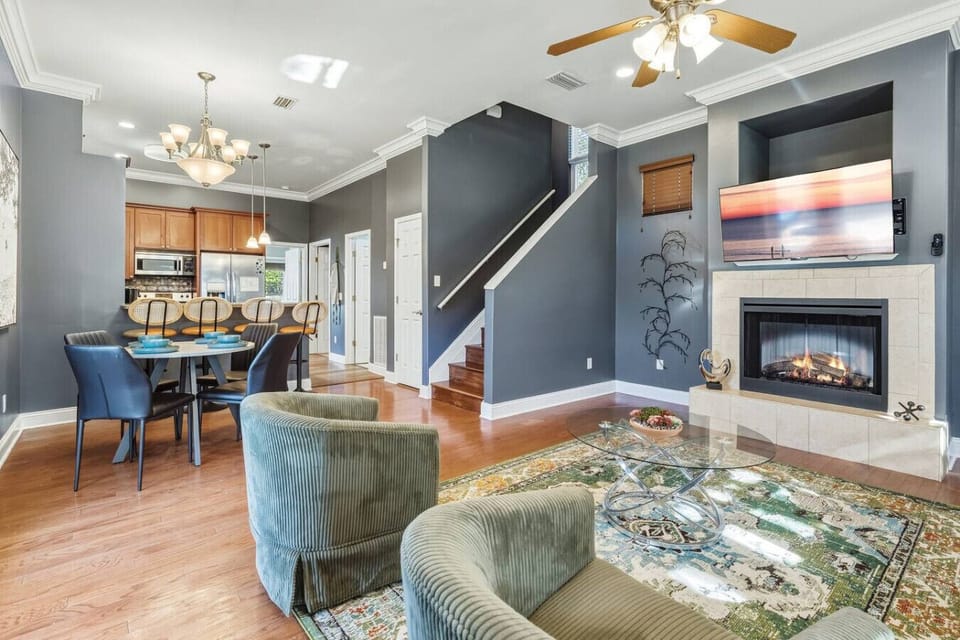 Spacious open concept living, dining & kitchen area