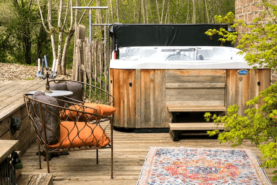 Outdoor spa tub