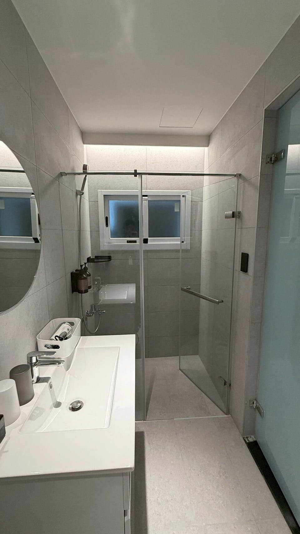 Basic Double Room | Bathroom | Shower, rainfall showerhead, hair dryer, towels