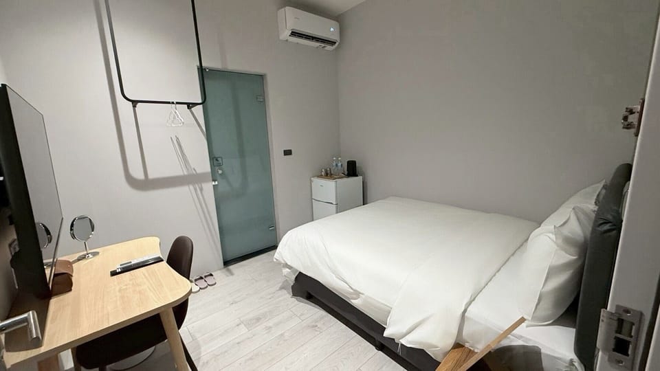Basic Double Room | Desk, free WiFi, bed sheets
