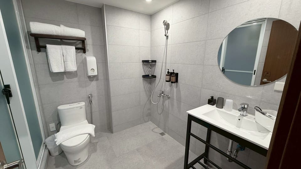 Deluxe Room | Bathroom | Shower, rainfall showerhead, hair dryer, towels